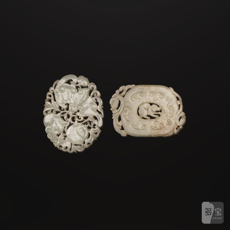 清 十九世紀 青白玉鏤雕珮飾兩件 | DEUX PLAQUES EN JADE CÉLADON PÂLE SCULPTÉ ET AJOURÉ - 图1